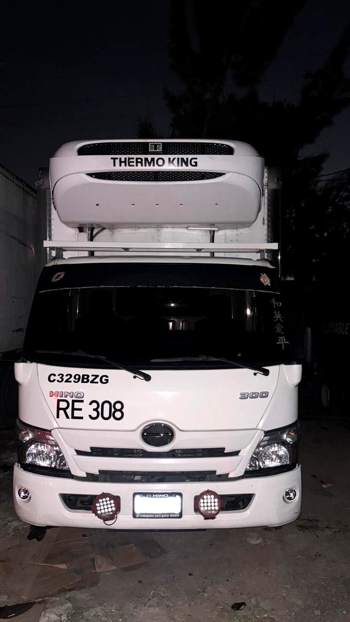 Camión Hino refrigerado RentaPanelGT
