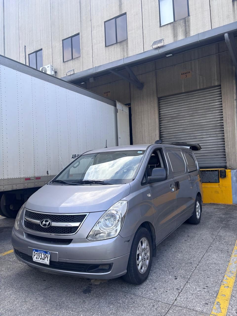 Panel Hyundai H1 de RentaPanelGT, vista frontal